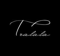 Logo « Tralala » en typographie manuscrite blanche sur fond noir.